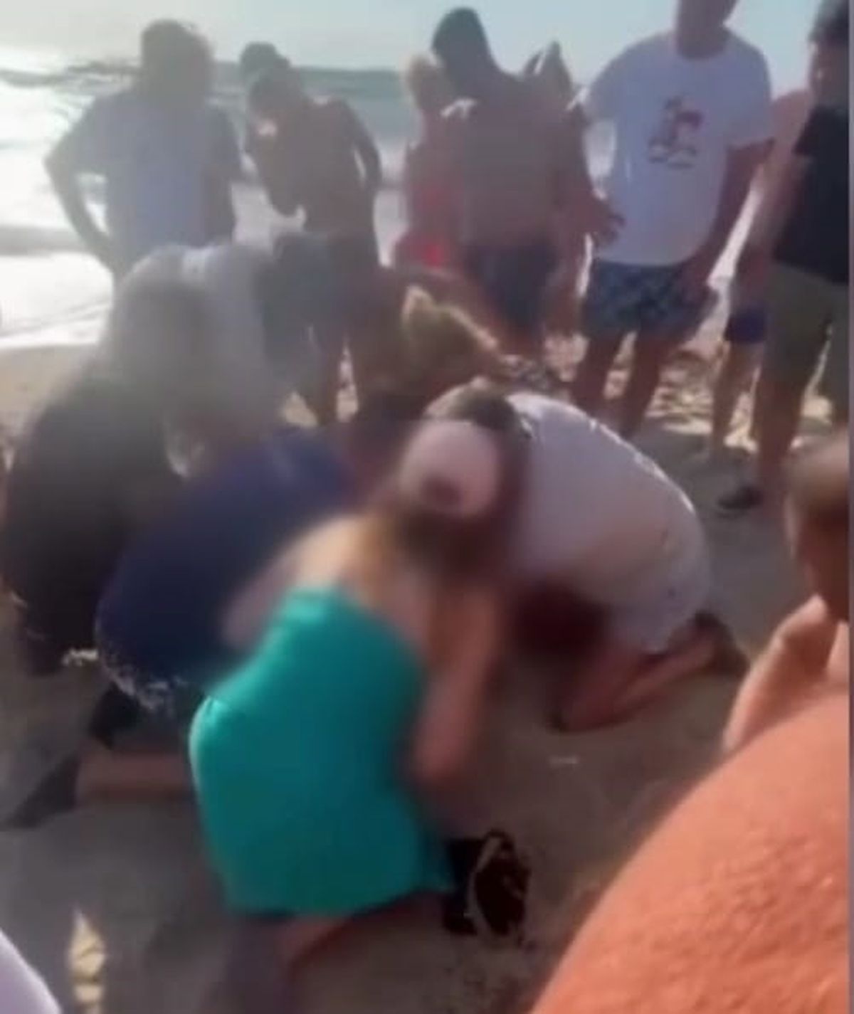 Kuşadası'nda denize giren 3 kişi boğuldu