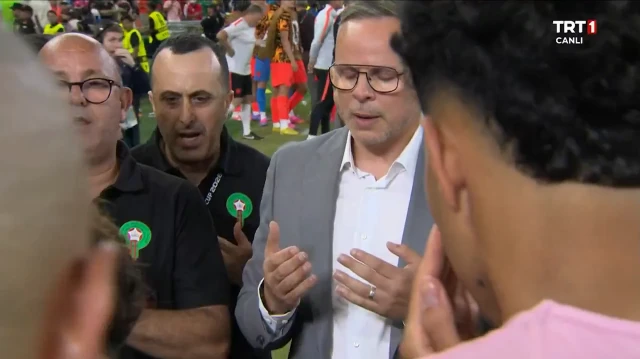 Tarihi zafer öncesi manevi anlar: Faslı futbolcular penaltı atışları öncesi toplu dua etti