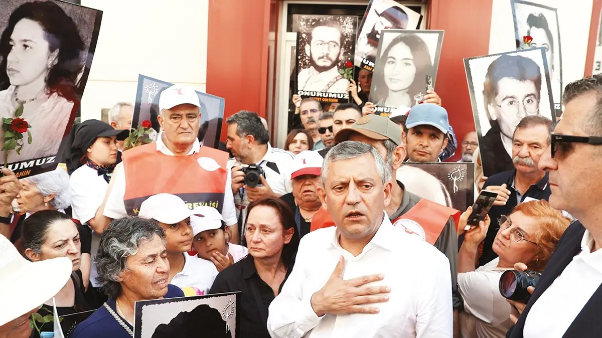 Madımak'ta hüzünlü anma... Özgür Özel'e vatandaşlardan tepki! "Siyasetinizi burada yapmayın"