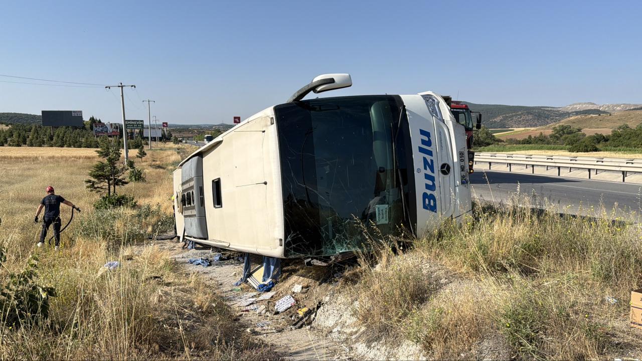 Eskişehir'de yolcu otobüsü devrildi: 24 yaralı