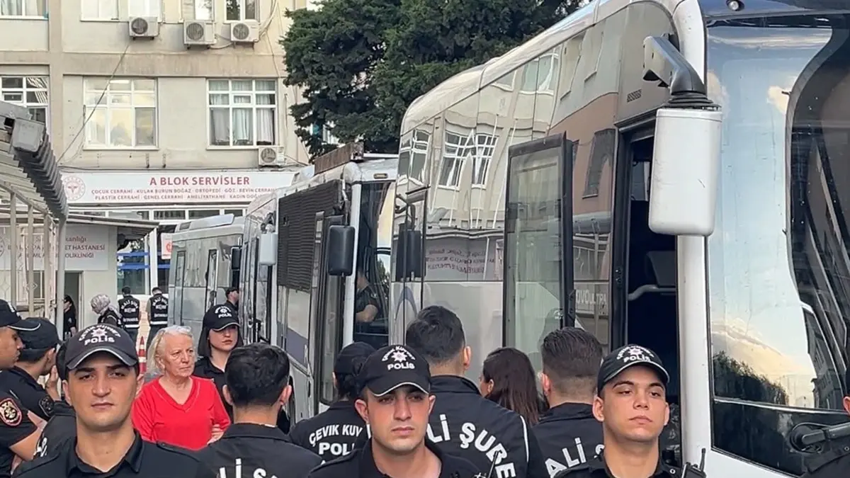zmit Belediyesine yönelik 'yolsuzluk' operasyonu! Şüpheliler sağlık kontrolünden geçirildi