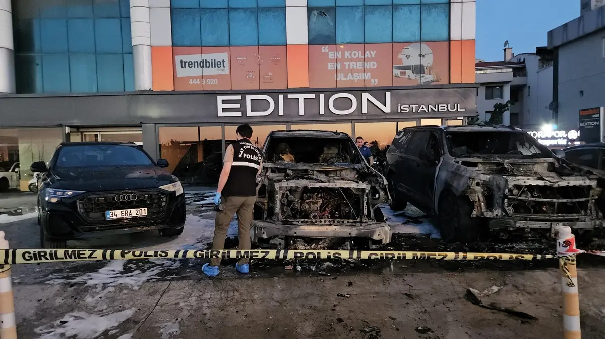 Galeride yangın zinciri! Park halindeki lüks araçlar küle döndü