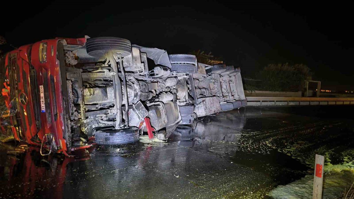 Mardin’de bitkisel yağ yüklü kamyonet devrildi