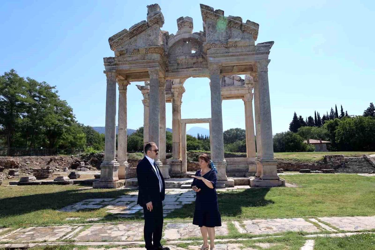 Kaymakam Battal, Afrodisias'taki çalışmaları inceledi