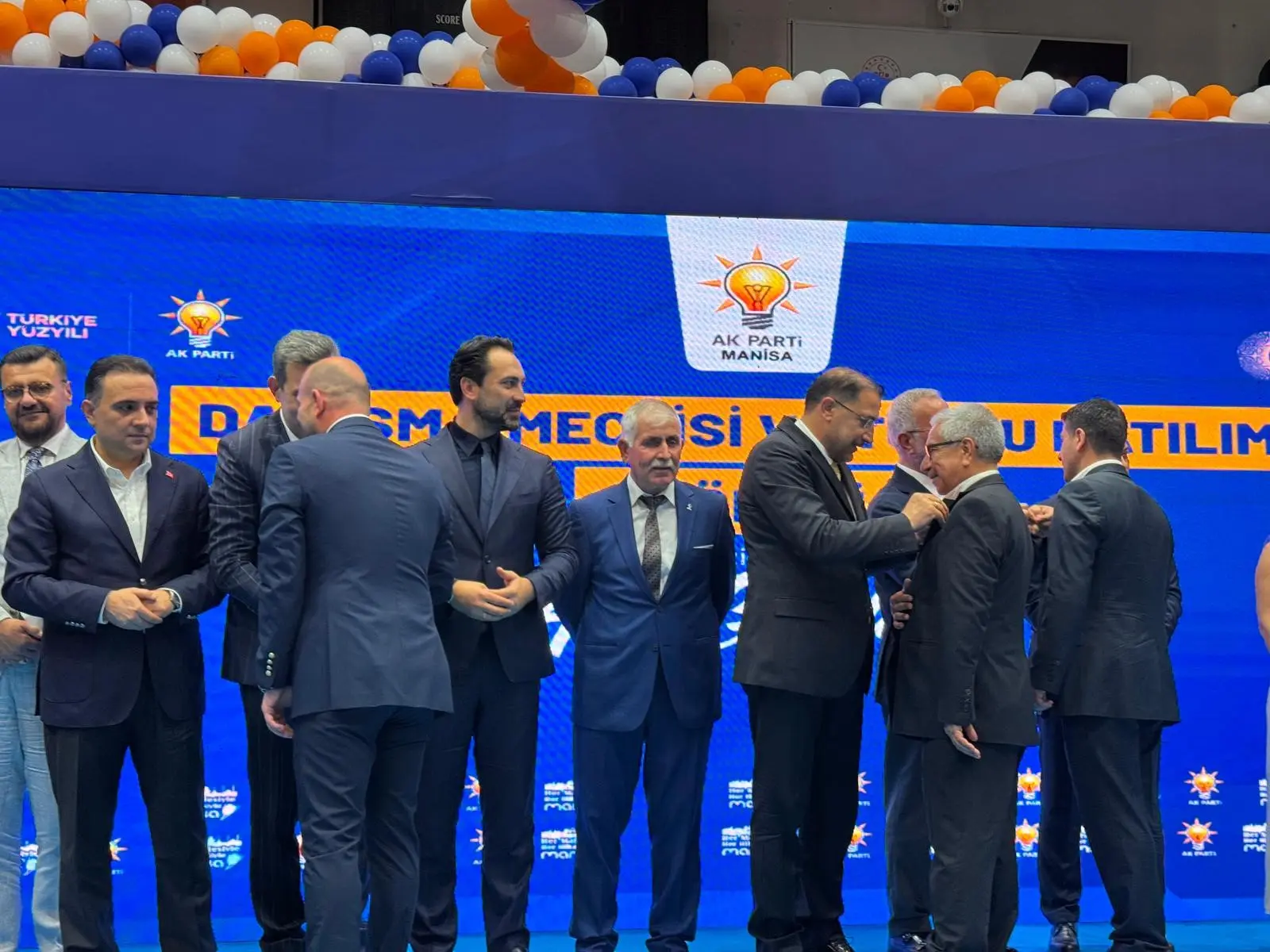 Manisa'da AK Parti'ye rekor katılım! 612 kişiye rozet takıldı