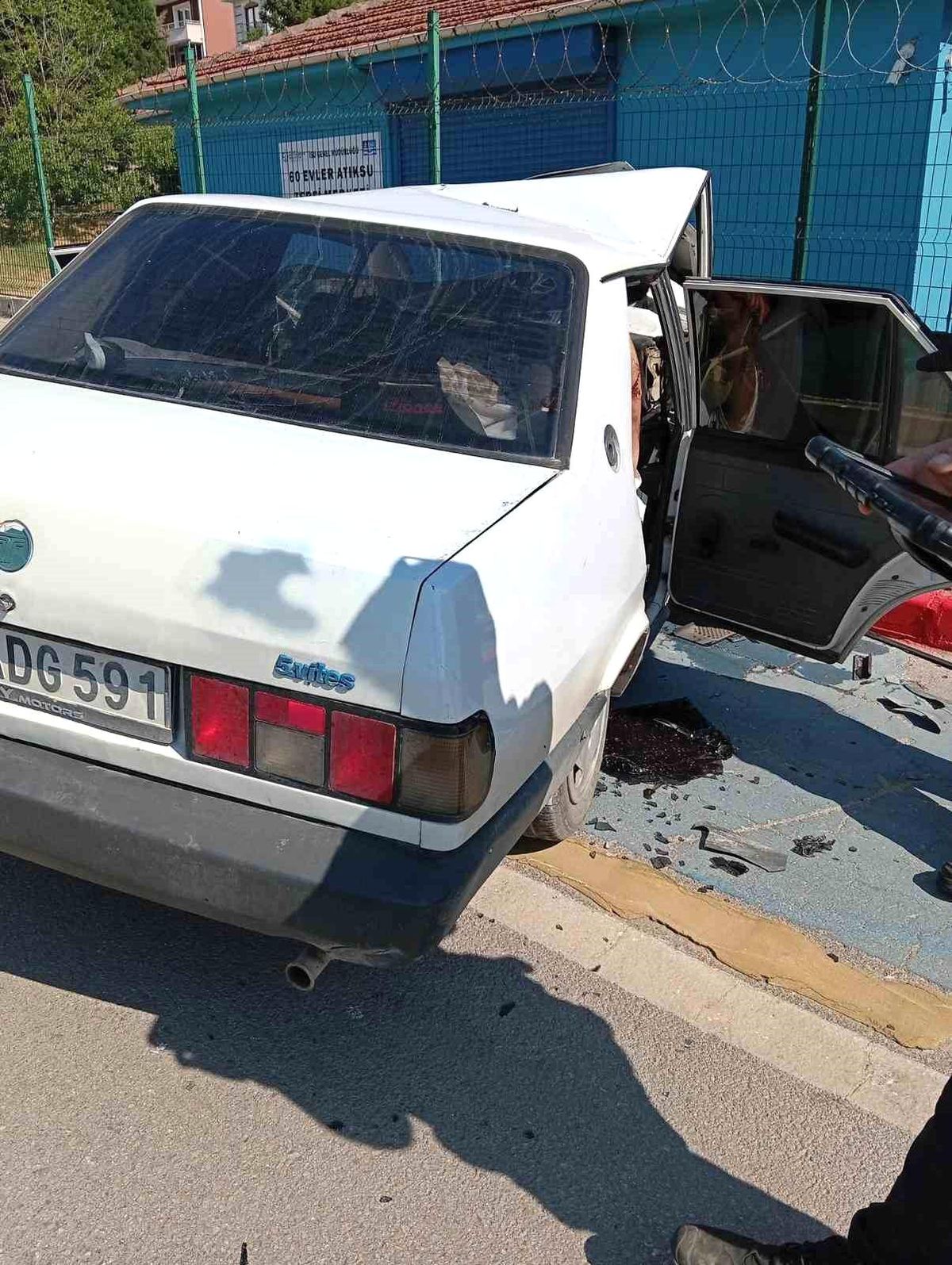 Kocaeli'de kaldırıma çarpan otomobilin sürücüsü yaralandı