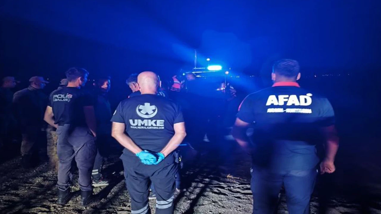 Hazar Gölü’ne giren genç boğuldu