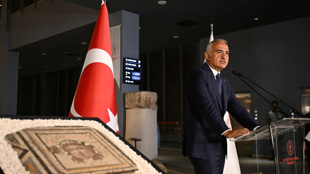 Çingene Kızı mozaiğinin eksik parçası Türkiye'de!
