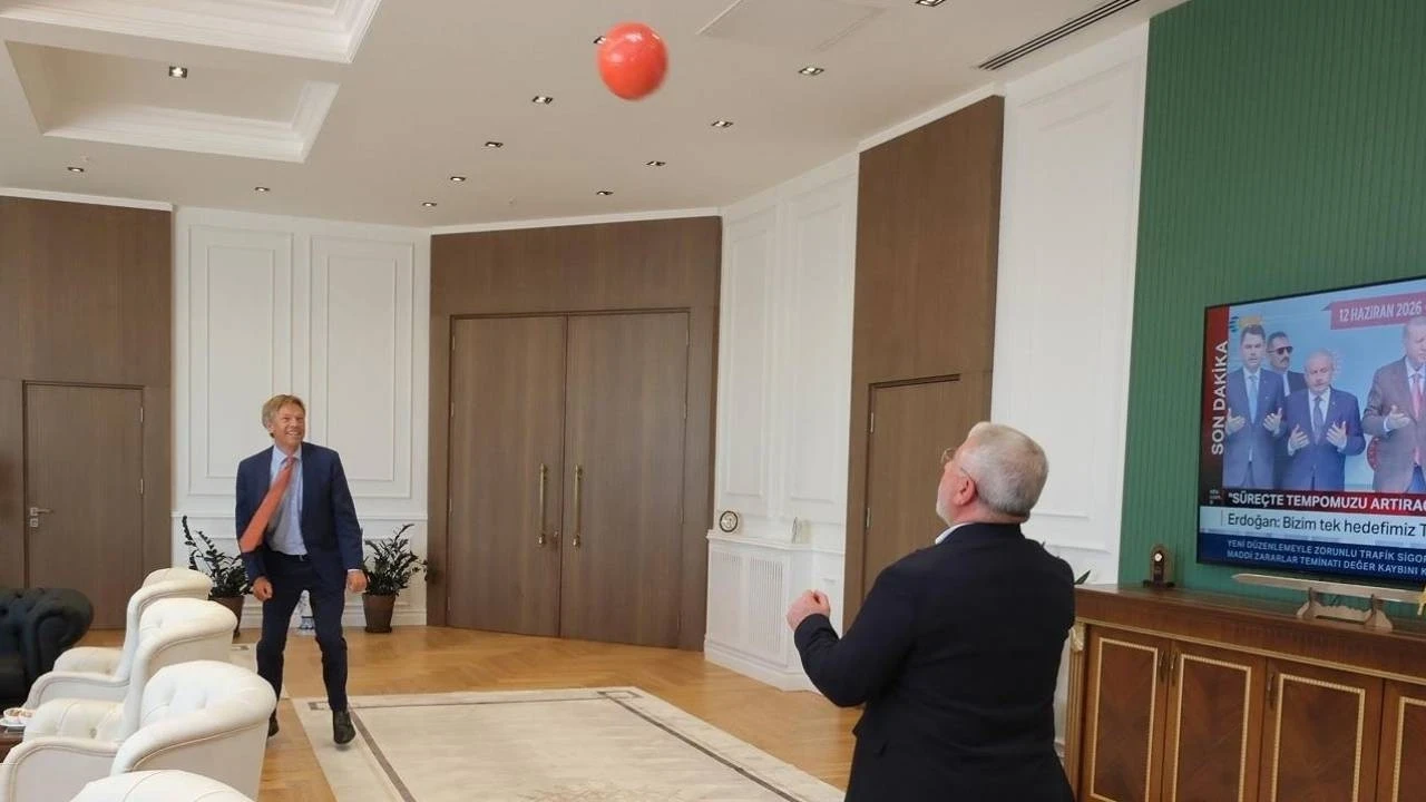 Başkanla büyükelçi makam odasında futbol oynadı!