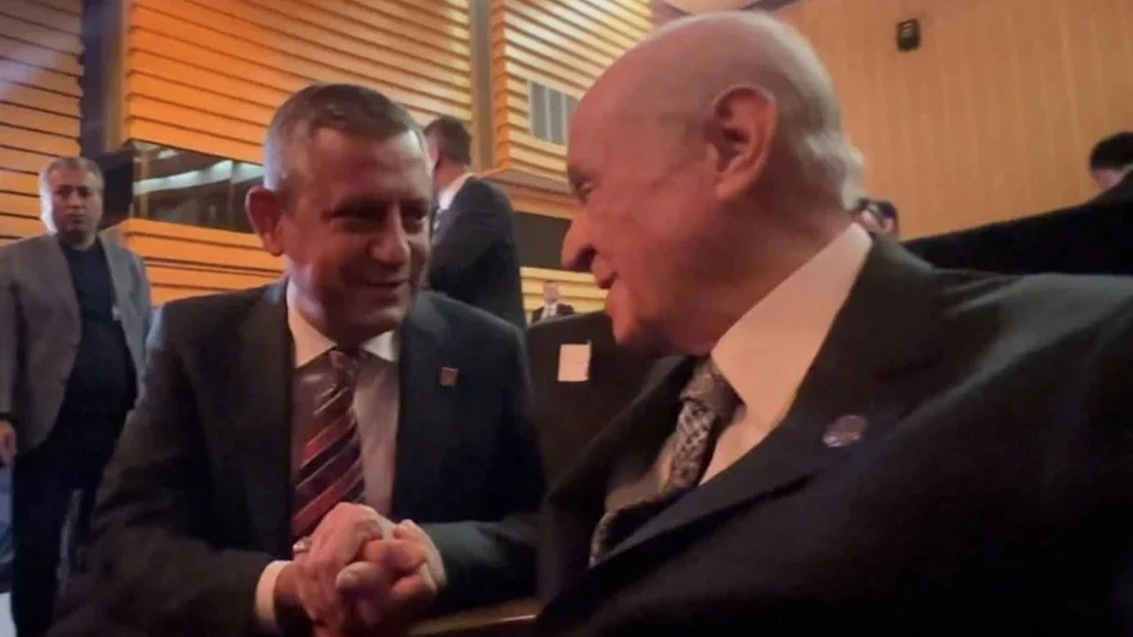 Bahçeli ve Özel, Koç Holding'in töreninde sohbet etti