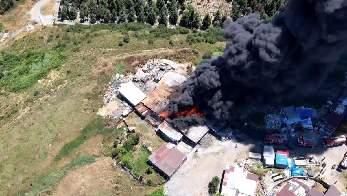 Sultangazi'de 2 hafta önce yanan plastik eşya deposundan yeniden alevler yükseldi