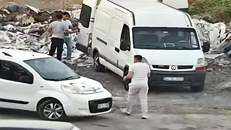 Avcılar'da kaçak moloz döken 2 araç sahibine 100 bin lira ceza
