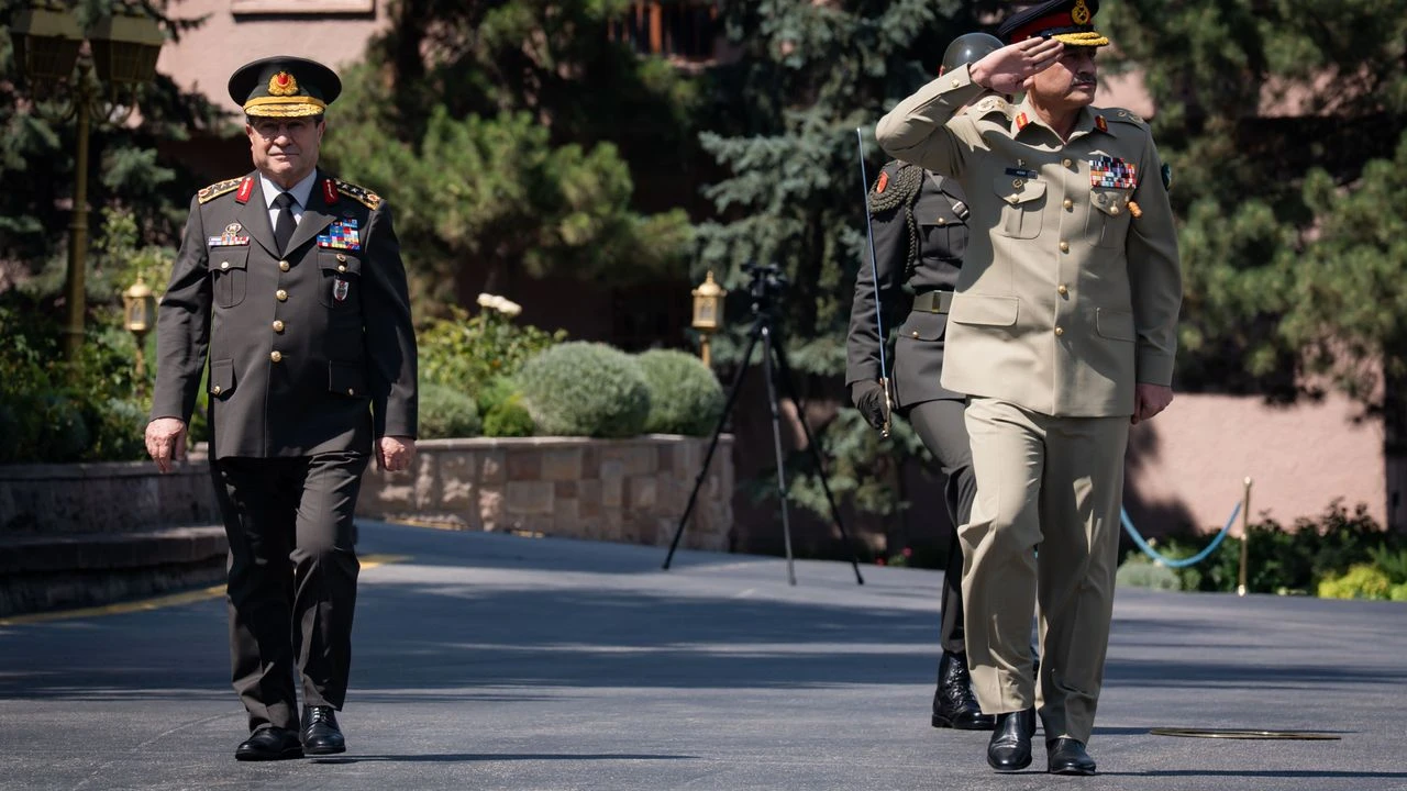Genelkurmay Başkanı Orgeneral Bayraktaroğlu, Pakistanlı mevkidaşı Munir ile görüştü