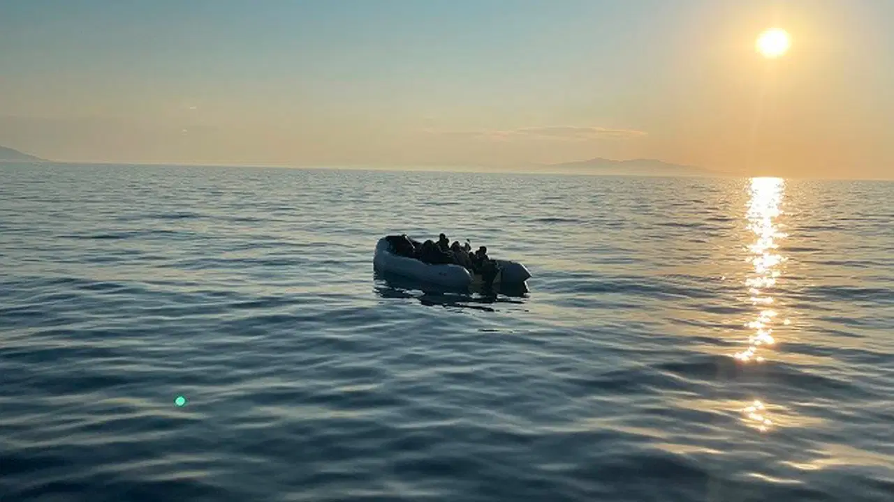 Çeşme'de operasyon: Hareketli lastik bottaki 20 düzensiz göçmen yakalandı