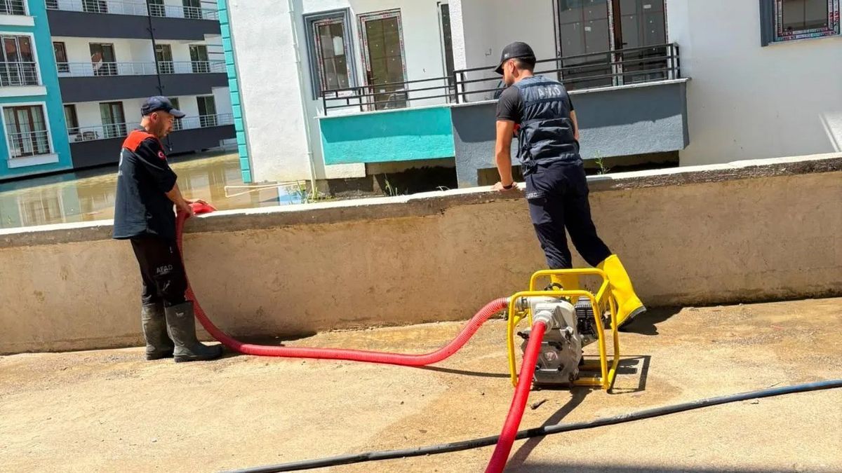 Cide’deki sel felaketinde Sinop AFAD’dan temizlik ve tahliye desteği