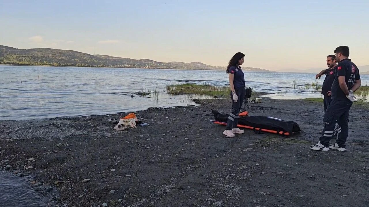 Şnorkel ve deniz gözlüğüyle girdiği gölden cansız bedeni çıktı