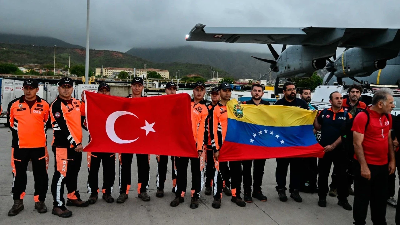 Türkiye'den Venezuela'ya umut eli! Arama kurtarma ekipleri bölgede göreve başladı