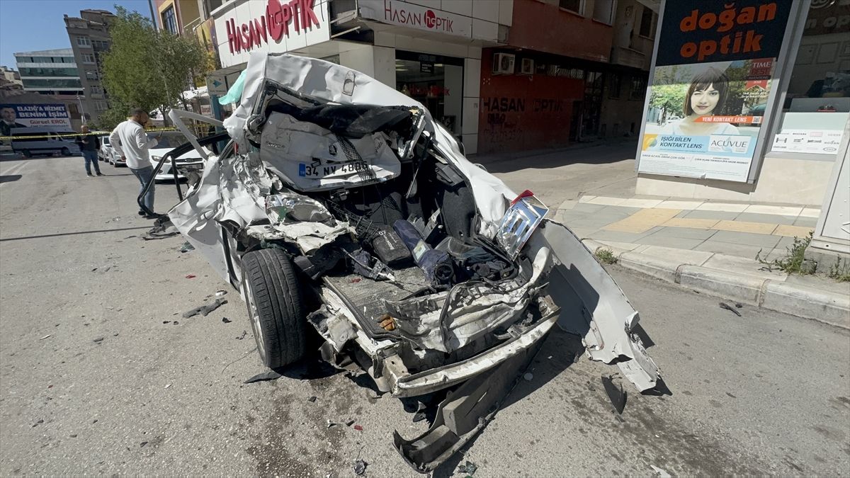 Elazığ'da freni patlayan kamyonun 10 araca çarpması sonucu biri ağır 5 kişi yaralandı