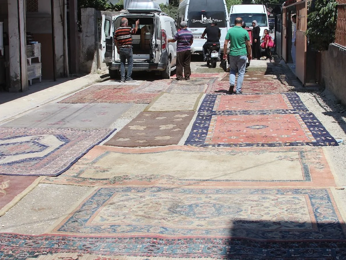 Adana'da asfaltlanmayan yolun tozundan rahatsız olan mahalleli halı serdi