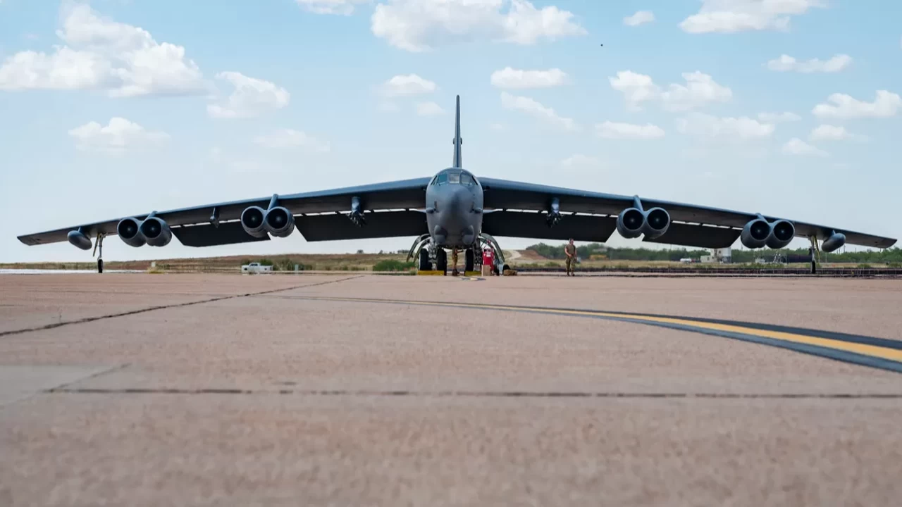 ABD Hava Kuvvetleri'ne ait B-52 Stratofortress uçağı California'da düştü