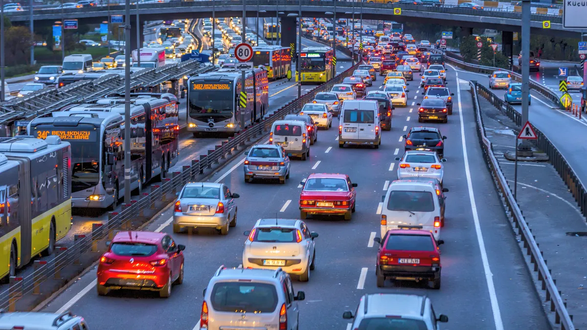 Trafikte zaman kaybı cüzdanları yakıyor