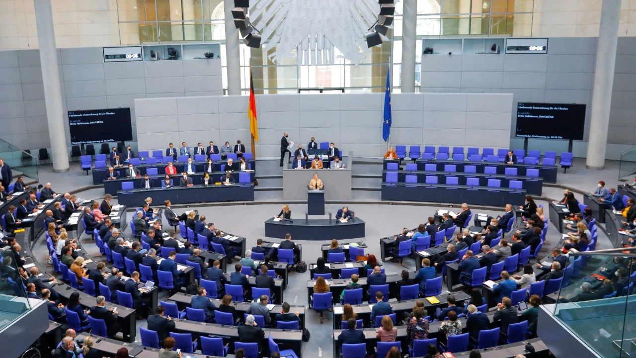 Alman milletvekilleri maaşlarına 500 euroluk zammı reddetti
