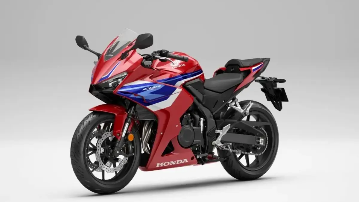 Honda CBR500R, E-Clutch teknolojisi ile yollarda