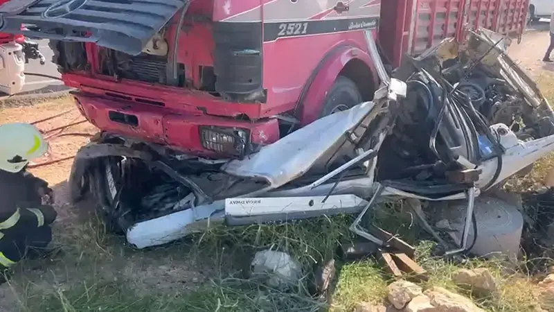 Otomobil, kamyonun altına girdi; 2 ölü, 1 ağır yaralı