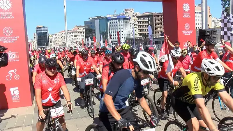 15 Temmuz etkinlikleri kapsamında düzenlenen bisiklet turu Taksim'de başladı
