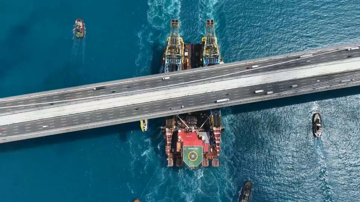 İstanbul Boğazı'ndan 350 metrelik sondaj platformu geçti