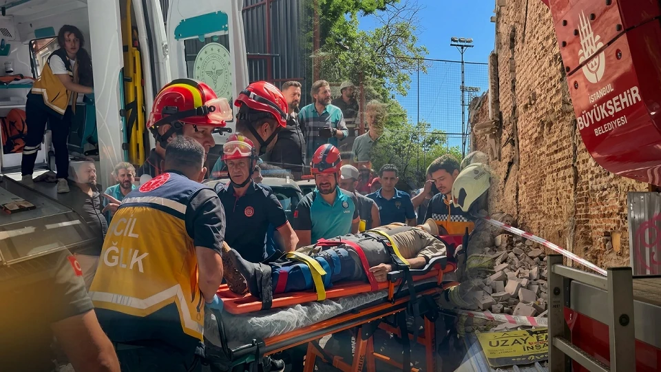 Kadıköy bina çökmesi: Kentsel dönüşüm yıkımında iki işçi enkazdan çıkarıldı | Gündem Haberleri