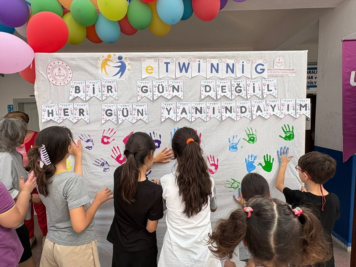 Marmaris'te özel eğitim öğrencilerinin "Bir Gün Değil, Her Gün Yanındayım" sergisi açıldı
