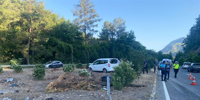 Muğla'da iki kamyonetin çarpıştığı kazada 1 kişi öldü
