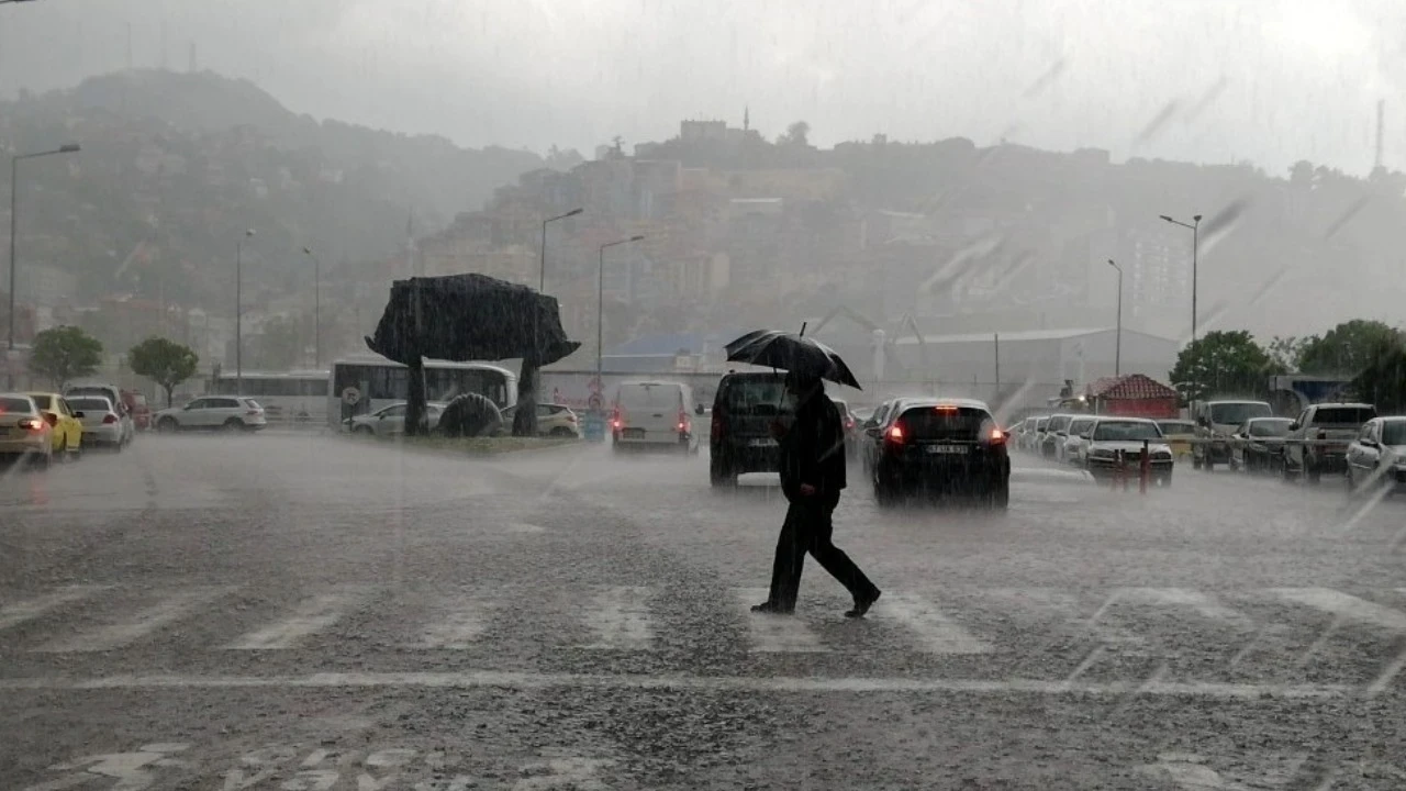 Meteoroloji saat vererek uyardı: Gök gürültülü sağanak geliyor