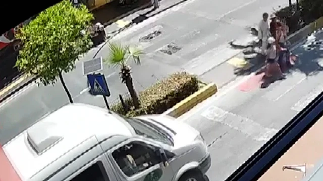 Antalya'da hafif ticari yayaya yol veren minibüse arkadan araç çarptı: O anlar kamerada