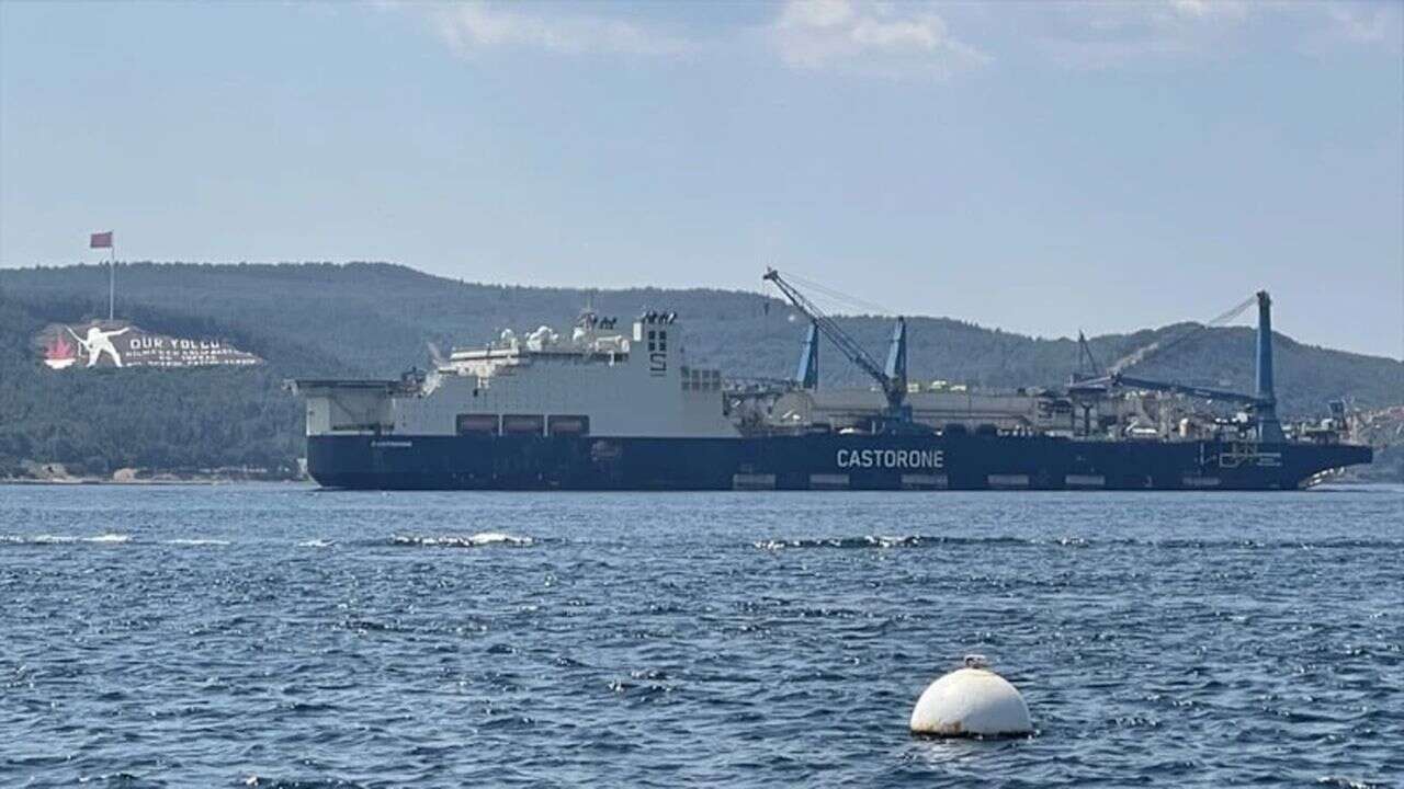 Dev boru döşeme gemisi 'Castorone' Çanakkale Boğazı'ndan geçti