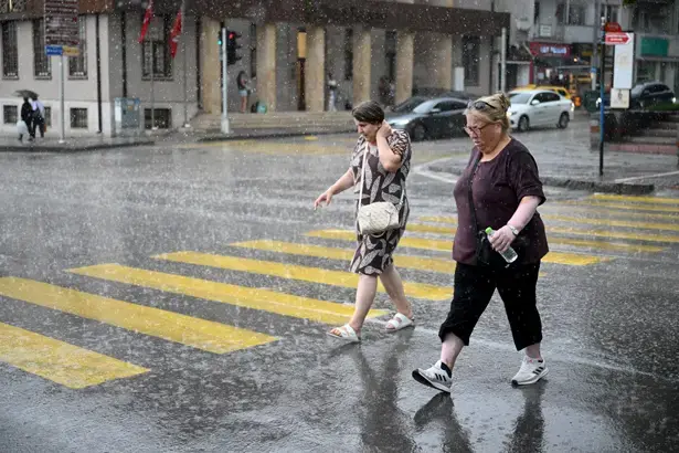 Sıcaklık 35 dereceden 22'ye düştü! Kuvvetli sağanak yağış yurda giriş yaptı