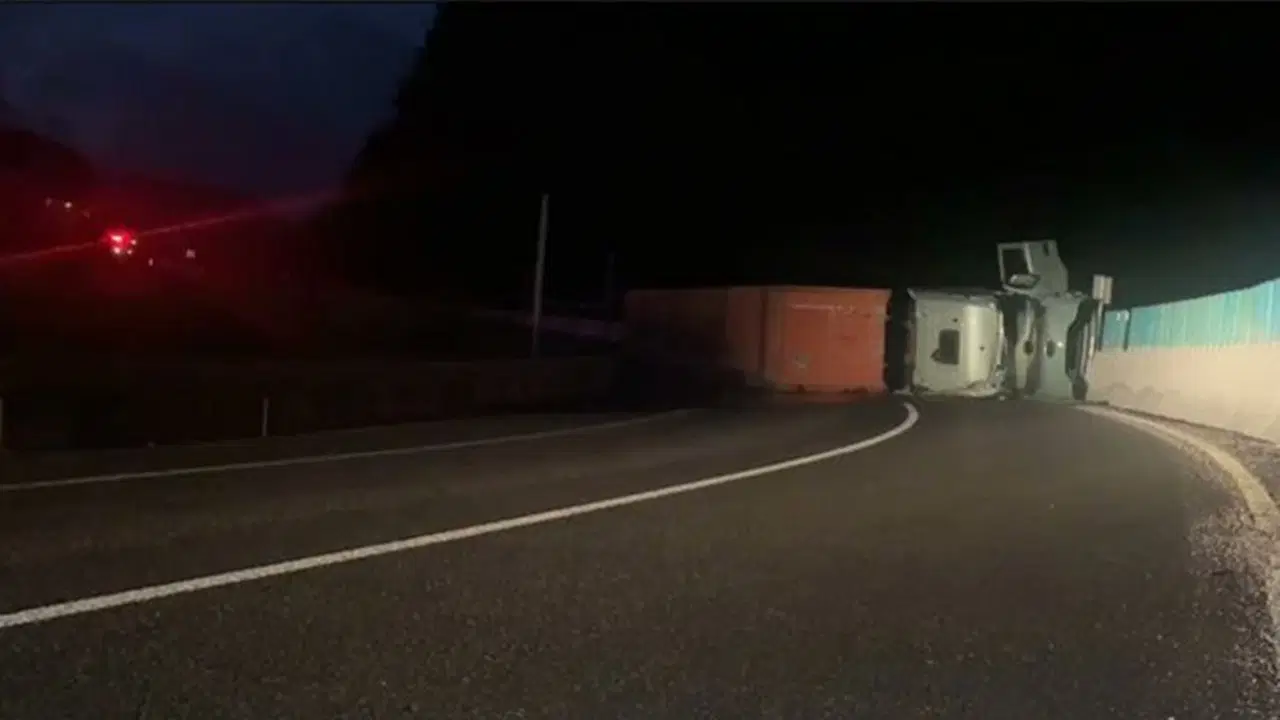 Bolu Dağı'nda askeri mühimmat yüklü TIR devrildi, yol ulaşıma kapatıldı