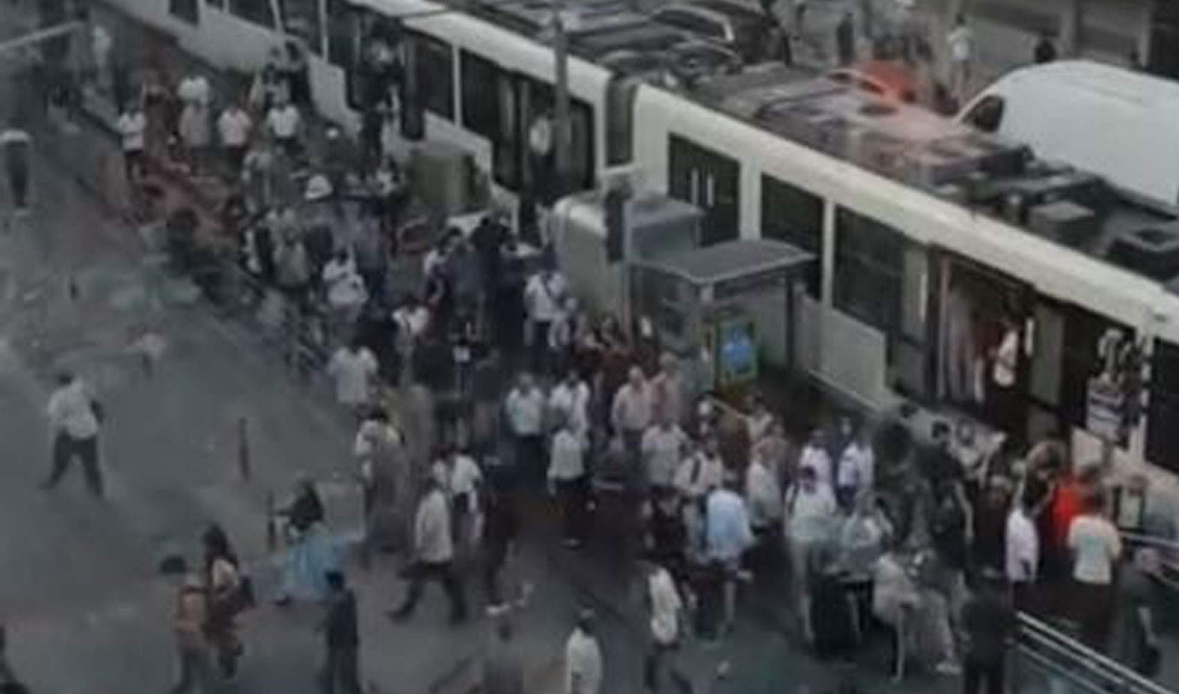 Bayrampaşa’da trafoda yangın çıktı, tramvay seferleri aksadı