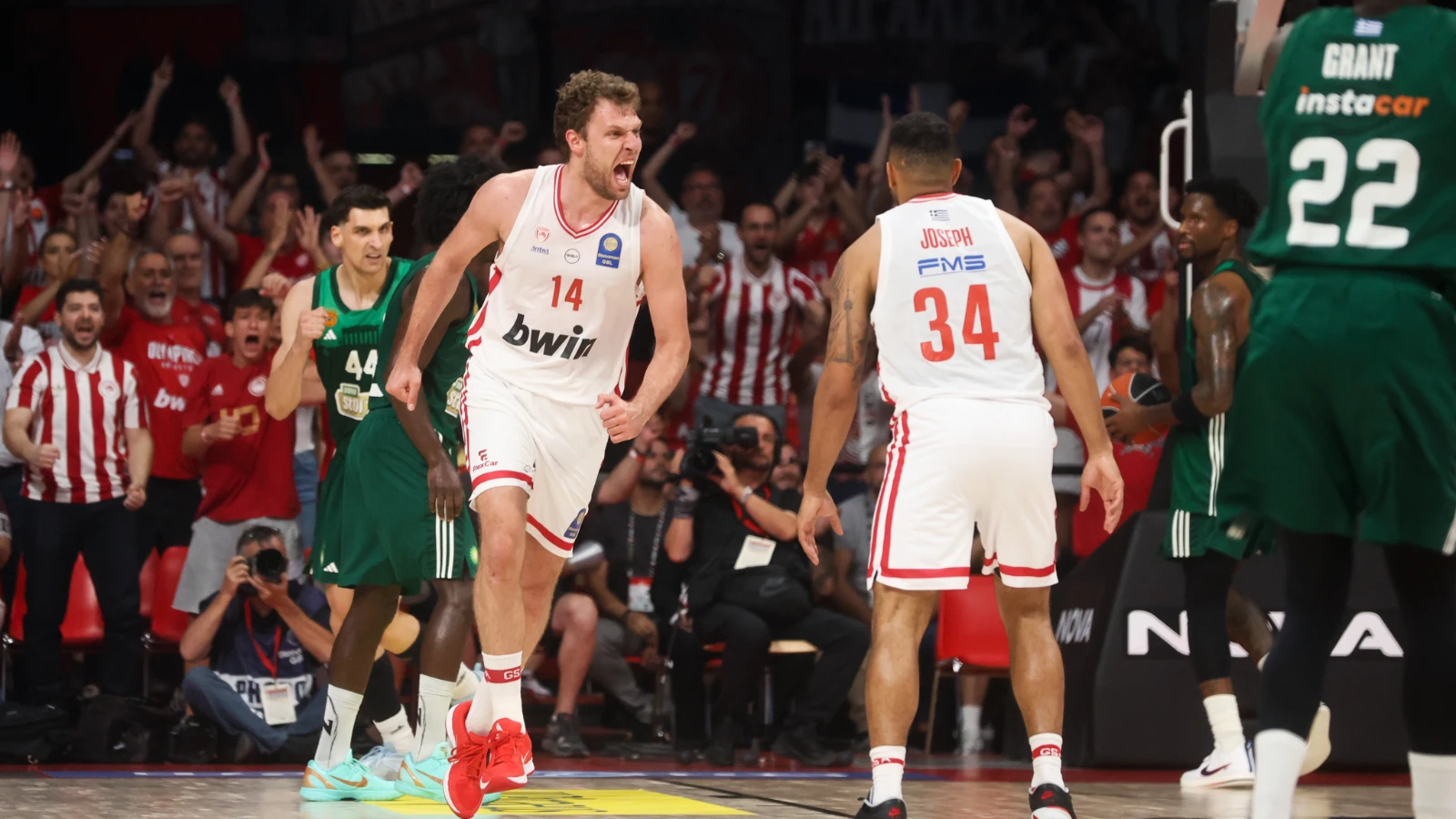 Olympiakos ezeli rakibi Panathinaikos'u yenerek Yunanistan'da şampiyon oldu