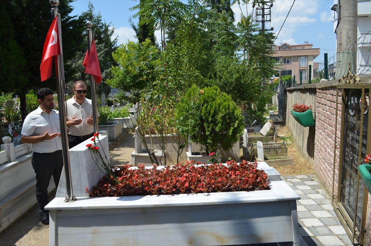 Şehit Özel Harekat Polisi Edip Zengin Kabri Başında Anıldı
