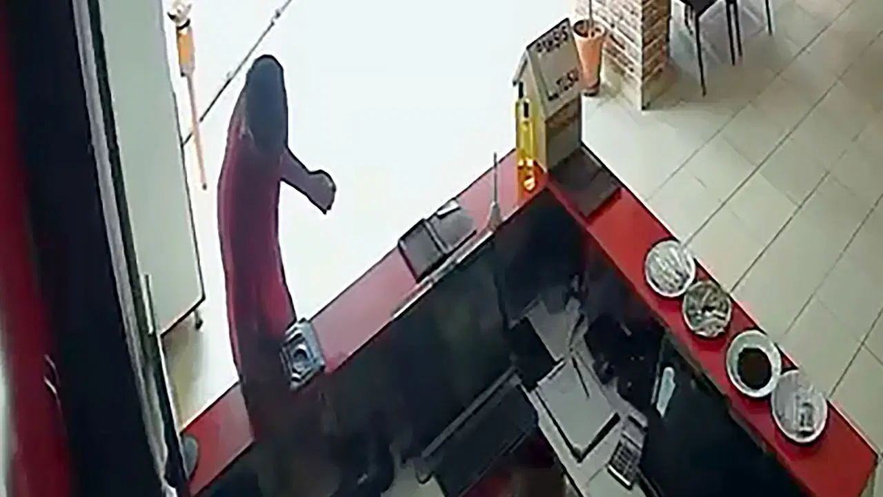 Adana'da çifte hırsızlık: Restorandan cep telefonu, camiden seyyar merdiven çaldı
