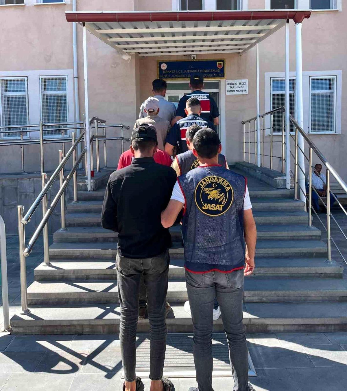 Niğde'de 8,5 ton gübreyi römorkla birlikte çalanlar yakalandı