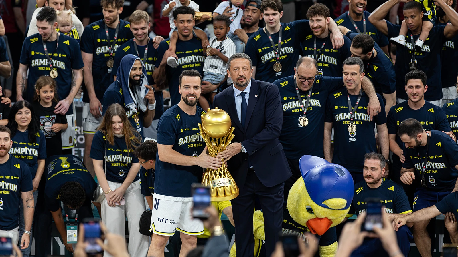 Fenerbahçe, kaptan Melih Mahmutoğlu'nun sözleşmesini uzattı