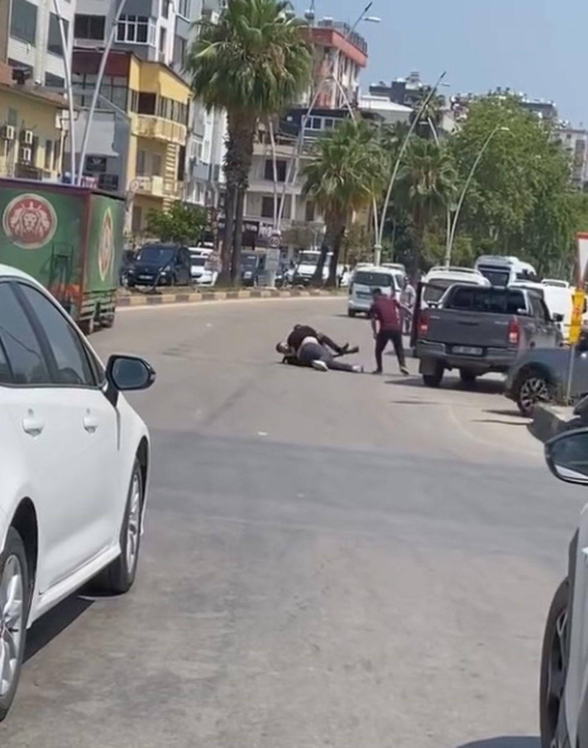 Adana'da trafikte kavga: Yanlarında pompalı tüfek bulunan 2 kişi kamyonet sürücüsünü darbetti