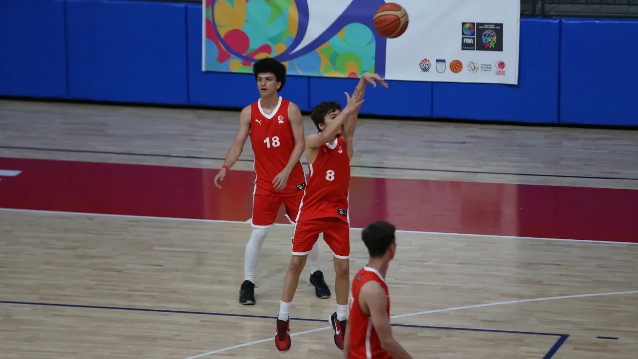 Türkiye U14 Erkek Basketbol Takımı FIBA Altyapı Gelişim Projesi final kampında Bulgaristan'ı da devirip 4'te 4 yaptı