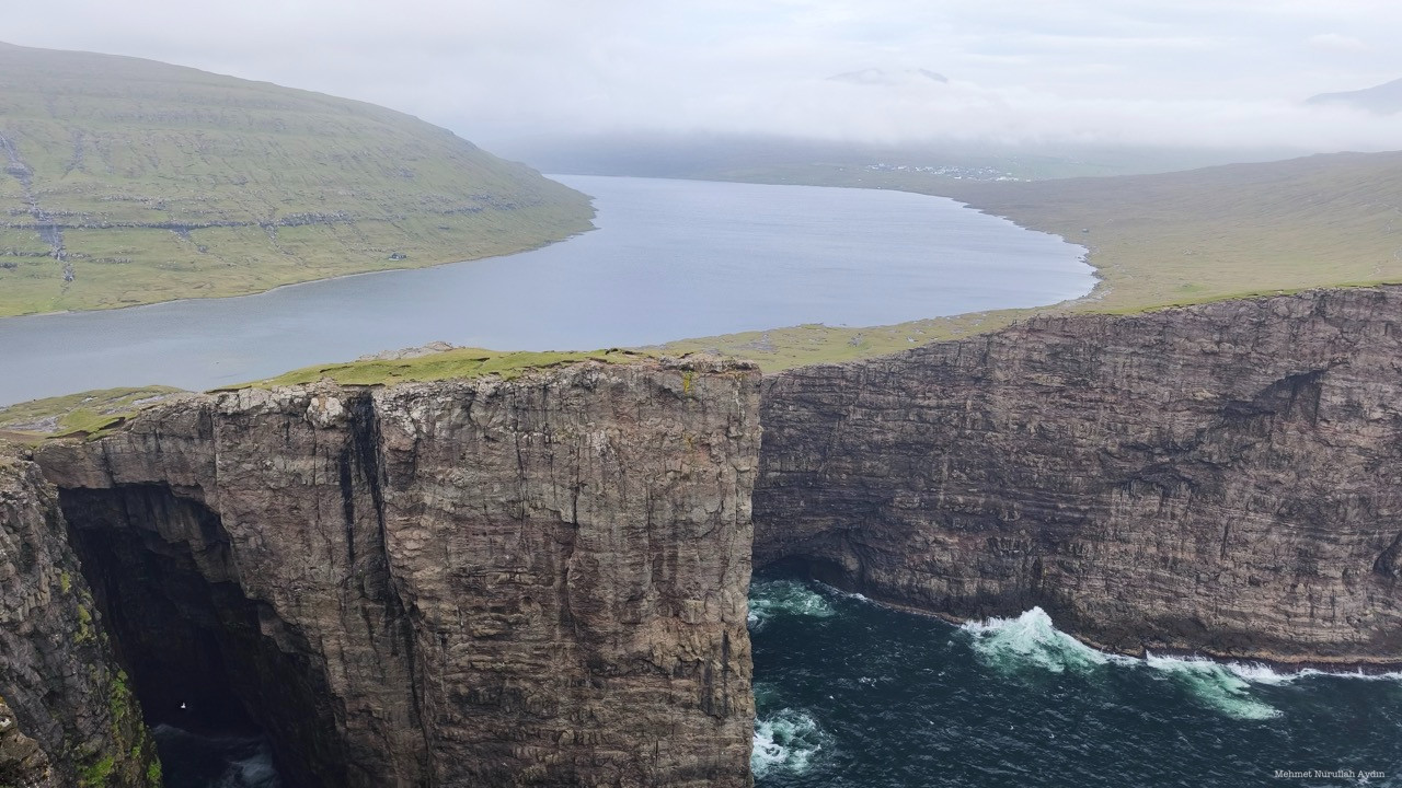 Bu göl okyanusta adeta asılı duruyor! Faroe Adaları'nda bir doğa mucizesi