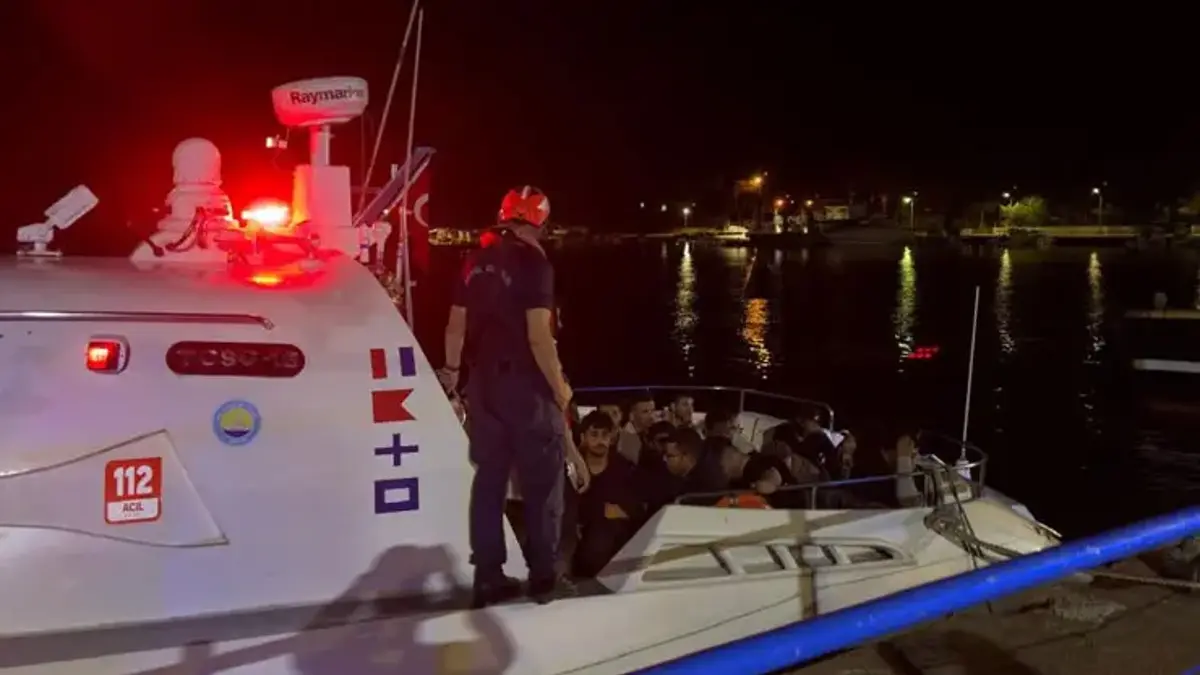 Çanakkale’de gece yarısı operasyonu! 2 göçmen kaçakçısı ve 36 kaçak göçmen yakalandı