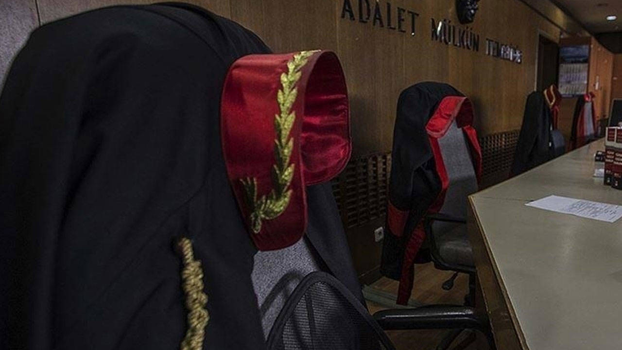 Duruşma sırasında kalp krizi geçiren savcı yaşamını yitirdi