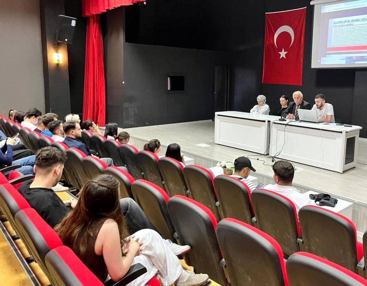 DPÜ Domaniç Hayme Ana MYO'da 'Avrupa Birliği ve Demokrasi' farkındalığı semineri düzenlendi